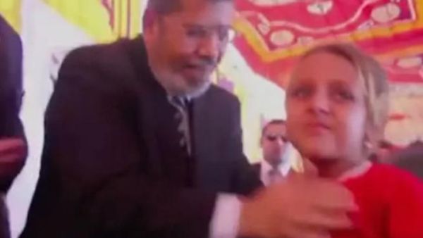 طفلة تصر على التكلم مع الرئيس مرسي وتناديه " عمو مرسي" طفلة تصر على التكلم مع الرئيس مرسي وتناديه " عمو مرسي"