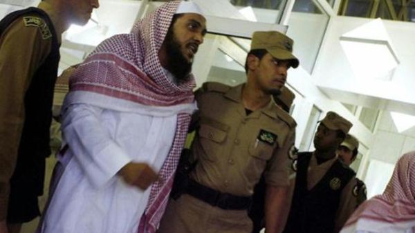 شاب وفتاتان يعتدون على أعضاء هيئة الأمر بالمعروف والنهي عن المنكر شاب وفتاتان يعتدون على أعضاء هيئة الأمر بالمعروف والنهي عن المنكر