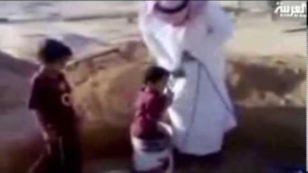 اب يحاول انزال ابنه بالبير بالسعودية يثير الجدل