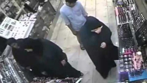 عصابات نسائية لسرقة المحال التجارية 