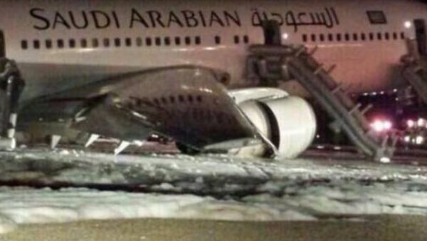هبوط طائرة سعودية بدون عجلات