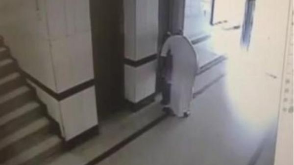 شاب سعودي يتحرش بطفلة