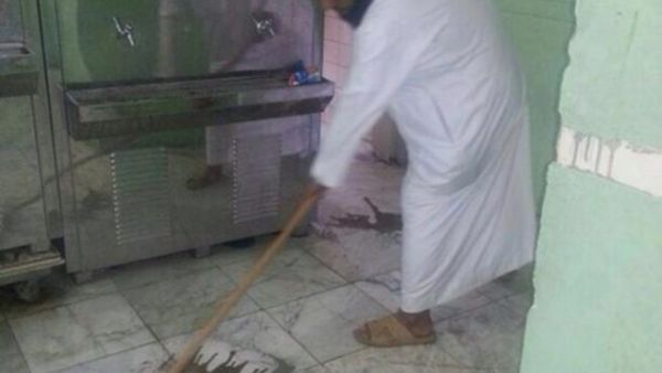 وكيل مدرسة في مكة ينظف دورات المياه لغياب العمالة