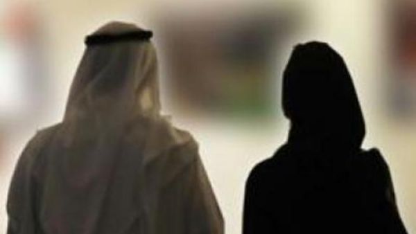 لا تمشي المراة بجانب ابنها الوسيم