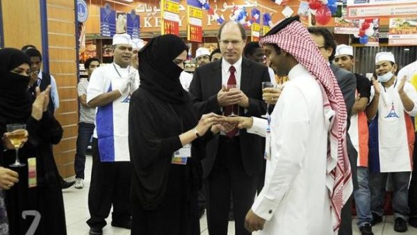 سعودي يعقد قرانه على زميلته بكارفور سعودي يعقد قرانه على زميلته بكارفور