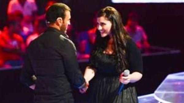 المتسابقة السورية نور عرقسوسي مع الفنان كاظم الساهر المتسابقة السورية نور عرقسوسي مع الفنان كاظم الساهر