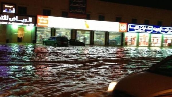 العاصمة السعودية الرياض تغرق بسبب الامطار