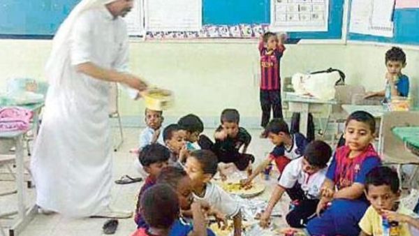 معلم يكافئ طلابه بوجبة غداء