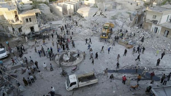 يحاول الأهالي إصلاح ما يمكن إصلاحه من البيوت بدلا من الخيام - أرشيف