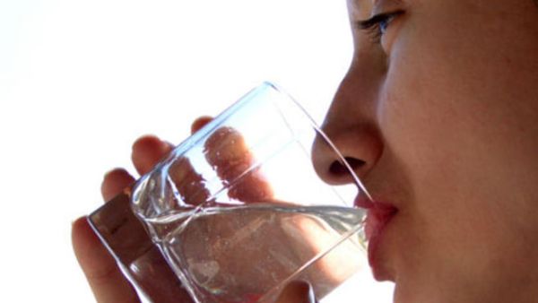 هاشتاغ ساخر على تويتر بعنوان "رأيك في البنت اللي بتشرب ماء"!