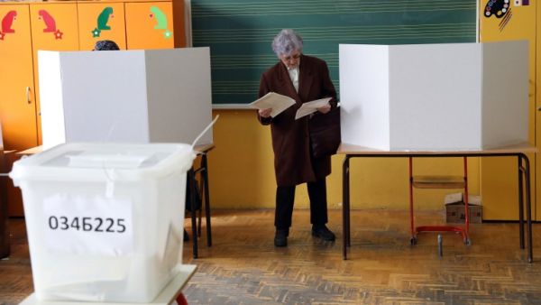 A woman casts her ballot at a voting station, in Banja Luka, on October 7, 2018, as Bosnia and Herzegovina holds it's general elections. (MILAN RADULOVIC / AFP)