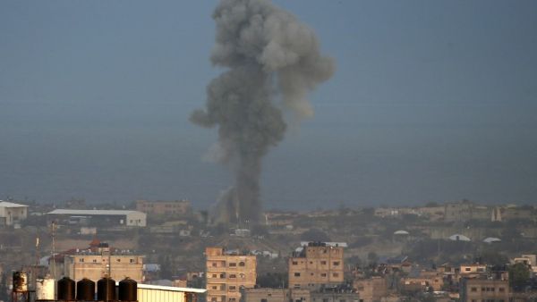Smoke billows following an Israeli air strike around the southern Gaza Strip. (SAID KHATIB / AFP)