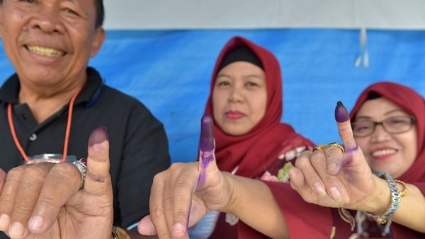 Indonesian people show their inked fingers after casting their ballots during regional elections in Tangerang, Banten on June 27, 2018. (AFP/ File Photo)