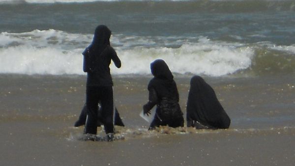 Fully covered women bathe in the sea in Australia (Flickr)