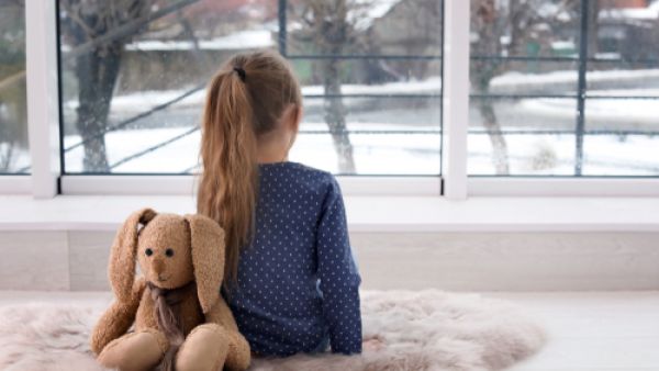 من صفات الطقل المتوحّد أنه لا يبدي أيّ اهتمام لمن حوله
