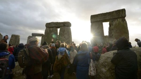 Summer Solstice sunrise at Stonehenge is breathtaking (Twitter)