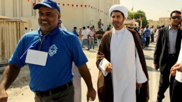 زعيم المعارضة الشيعية في البحرين الشيخ علي سلمان (وسط) في المنامة 
