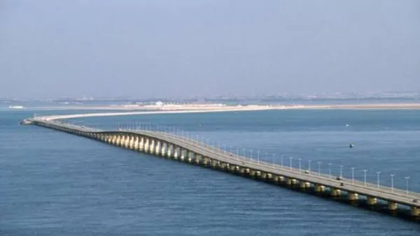 الجسر البحري الذي يربط البحرين بالسعودية