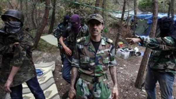 مقاتلون من الجيش السوري الحر بمنطقة على الجانب التركي من الحدود مع سوريا ي مقاتلون من الجيش السوري الحر بمنطقة على الجانب التركي من الحدود مع سوريا ي