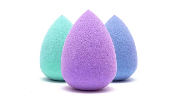 يجب ترطيب البيوتي بلندر بالقليل من الماء لكي تساعد على الحصول على سطح رطب

