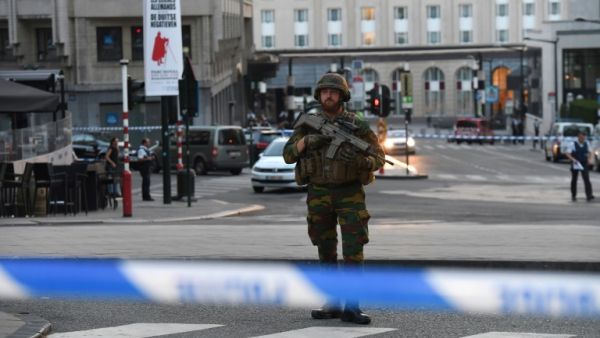 A soldier stands alert in a cordoned off area outside Gare Central in Brussels on June 20, 2017, after an explosion. (AFP/ Emmanuel Dunand) 