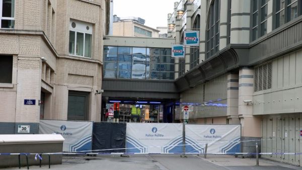 The cordoned-off area at the scene of a bomb alert in the City2 shopping mall in the Rue Neuve in the city center of Brussels, on June 21, 2016. (AFP/Nicolas Maeterlinck) The cordoned-off area at the scene of a bomb alert in the City2 shopping mall in the Rue Neuve in the city center of Brussels, on June 21, 2016. (AFP/Nicolas Maeterlinck)