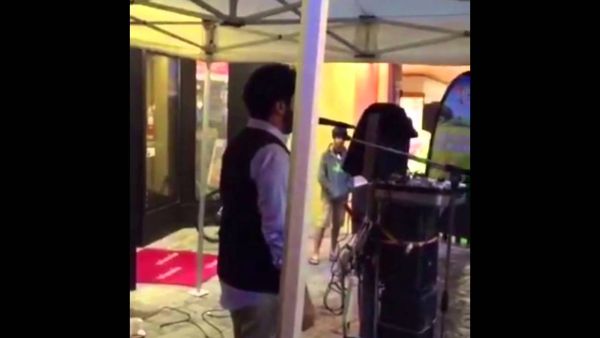 سعودي يوقف المعازف لرفع الآذان