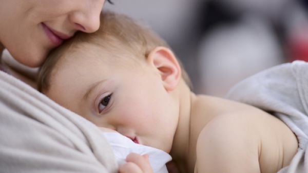 حليب الأم يحتوي على مكونات غذائية مفيدة للجنين غير متواجدة في الحليب المعلب