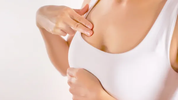 يمكن أن يكون الشعور بوخز في حلمات الثدي إحدى علامات الحمل المبكّرة

