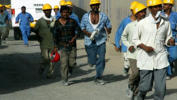 Migrant workers in Dubai (Wikimedia)