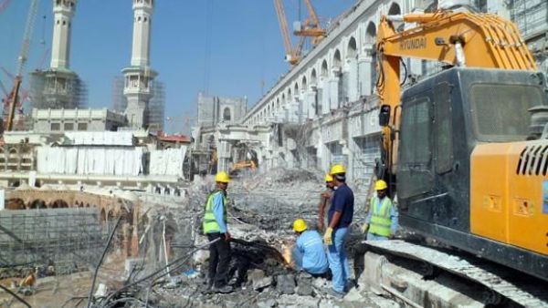 Employees of the Saudi Binladin Group are seen at work in Mecca. (SPA)