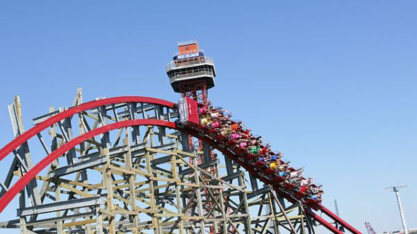 US theme park giant Six Flags has signed a deal to build amusement parks in Saudi Arabia, with the hopes of encouraging Saudis to spend more money at home. (File photo)