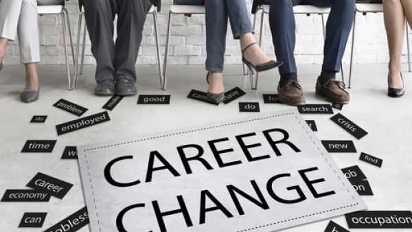 There's no need to emotionally check out from your present job while you're looking for a new one. (Shutterstock)