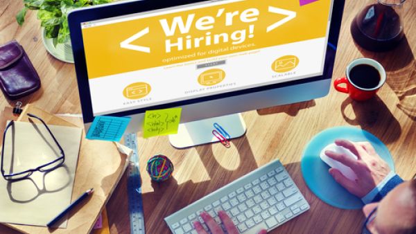 Whether they’re connecting with other professionals via smartphones, social media, or online job sites, respondents undoubtedly see the importance of networking. (File photo)