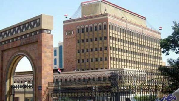 A recent government report revealed that the severe liquidity problem is due to the increased bank withdrawals and money stored outside the bank system. (File photo)