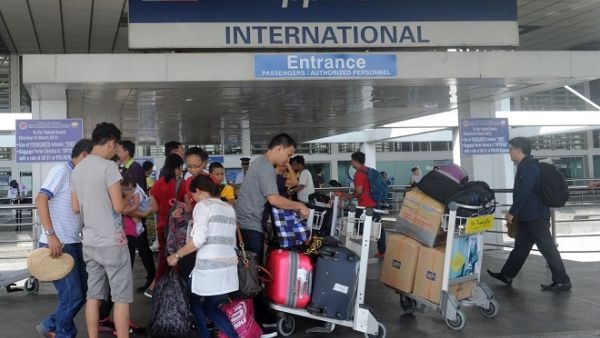 Passengers standing at the Philippine Airlines terminal at Manila International Airport on August 11, 2015. (AFP)