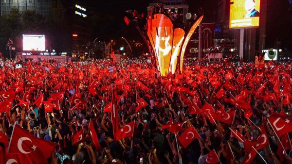 A demonstration in Ankara in support to the Turkish government following a failed coup attempt. (AFP / ILYAS AKENGIN)