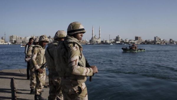 Egyptian soldiers stand guard at the Suez Canal (Getty images).