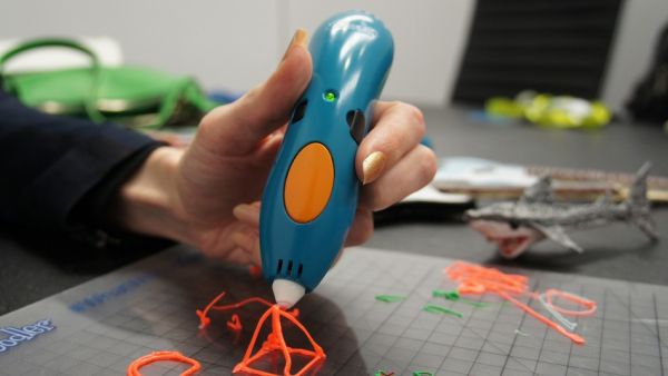 يعمل القلم إلى حد كبير مثل طابعة 3D التي تعمل من خلال انبثاق البلاستيك من قمة ساخنة