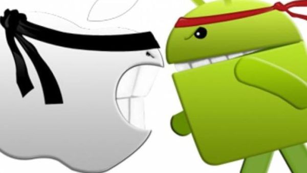 يتفوق نظام أندرويد في تلك النقطة على نظام iOS الخاص بهواتف آيفون حيث يمتلك الأول خلفيات حية حقيقية يمكن أن يقوم المستخدم بوضعها على شاشة الهاتف لتمتلك تأثيرات متعددة ورائعة