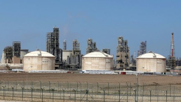 Kuwait is preparing a comprehensive economic program to face the challenges imposed by the drop in oil prices and to achieve a balance in the national economy via diversifying income sources and putting an end to wasting public funds. (AFP/File)
