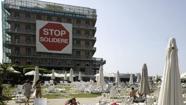 Solidere recorded net profits of $72.1 million in the first six months of 2016, compared to a loss of $28.71 million in the same period of 2015. (AFP/Joseph Eid)