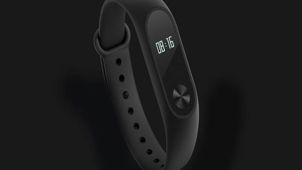 The Mi Band 2 has a small OLED display under scratch-resistant glass, along with a small button that lets you cycle through various readouts such as steps taken, distance travelled, and calories burned. (iTechwearer.com)