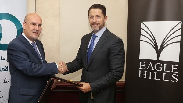 Previous CEO Alaa Batayneh (R) during a signing ceremony with Jordan Ahli Bank on August 7, 2016. (Courtesy of Eagle Hills)