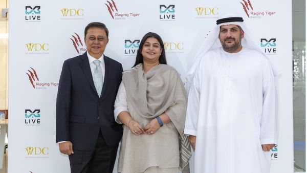 من الشمال لليمين يوجيش ميهتا ، رئيس مجلس إدارة شركة ريجنج تايجر إيفنتس، مع فاندانا موهان، مؤسسة ومالكة شركة ويدنج ديزان كومباني وخالد الحمادي ، النائب الأول للرئيس في مركز دبي التجاري العالمي. من الشمال لليمين يوجيش ميهتا ، رئيس مجلس إدارة شركة ريجنج تايجر إيفنتس، مع فاندانا موهان، مؤسسة ومالكة شركة ويدنج ديزان كومباني وخالد الحمادي ، النائب الأول للرئيس في مركز دبي التجاري العالمي.