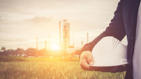 Kuwait Exposes Employees Working in Oil Sector With Forged Certificates. (Shutterstock)