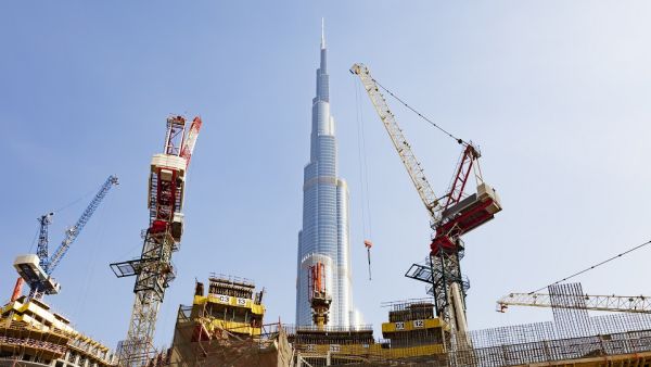 تراكمت وفرة المعروض وتضاءل الطلب، الأمر الذي غذّى ما تسمّيه الوكالة "الهبوط الطويل" الذي شهدته الأسعار