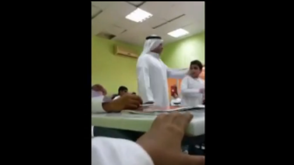 مدرس يضرب طالب في الامارات