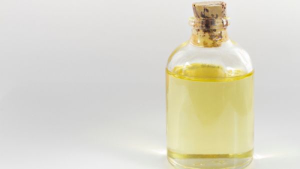يعمل زيت الخروع على تنظيف الأمعاء وتليين البُراز لسهولة خروجه