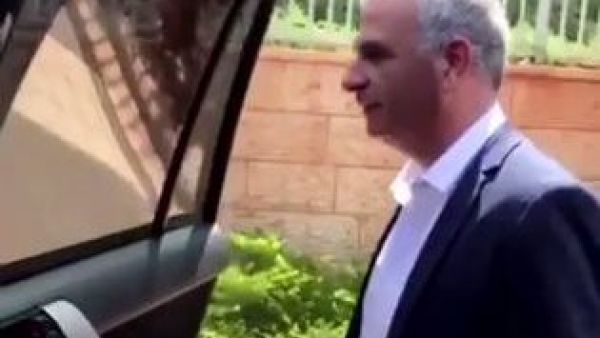 Kahlon tries 'Kiki challenge (Instagram)